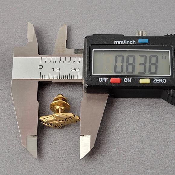 Avon Gold Tone Classic Car Tie or Lapel Pin Vintage Collectible 0.83" Gift Box - Picture 6 of 9